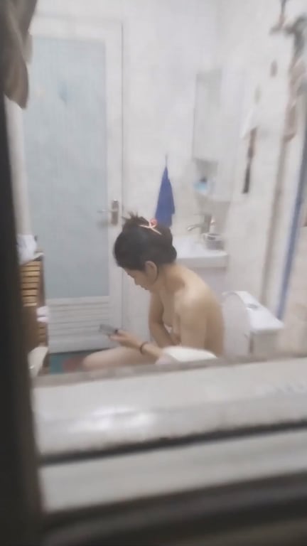 隔壁忘关窗帘的邻家妹妹浴室刮毛自慰被偷窥全程高能差点抓包！ 配图4