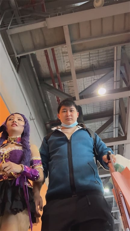 推荐【展会抄底】颜值嫩妹,裙子这么短,肉丝白内都露出来了,龟男似乎看到镜头了,就 配图7