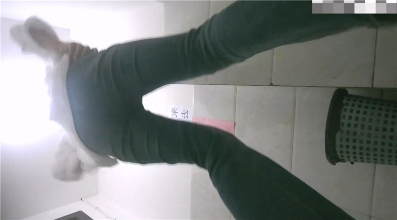 大神潜入商场女厕多角度偷拍两位牛仔裤少妇一个馒头B一个蝴蝶B 配图5