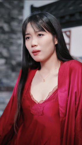 【AI脱衣】魔改短剧《破咒师》第9集 我躲在苏青姐被窝里  当着她镇长爹面前舔逼 配图6
