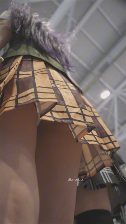 爆推【展会抄底】伪娘现身？零女性特征却挂姨妈巾，真假难辨超刺激1V！ 配图7