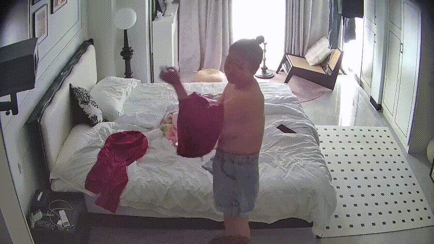 公寓酒店清晨激情：女友刚换好衣服，男人强势拥吻，手伸牛仔短裤内狂抠蜜穴，脱裤舌舔 配图2