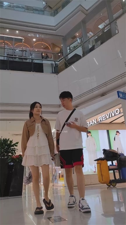 爆推【商场极致抄底】极品金发洋妞真空不穿内裤，直播骚逼主播被顺手带走，紧身包臀裙 配图6