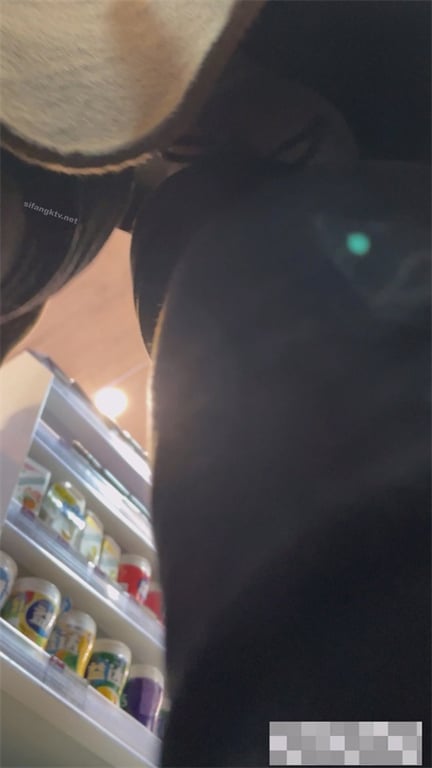 极致诱惑【步行街狂抄】毛领小太妹黑丝美腿爆正，大长腿风衣开叉任硬上，猛男1V多实 配图10