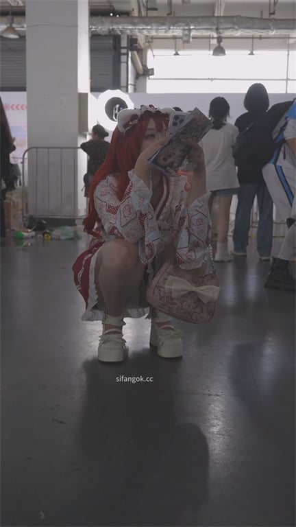 爆款推荐【展会极品】绝美嫩妹大长腿，高跟白丝骚到骨子里，翘臀紧致饱满，忍不住埋脸 配图3