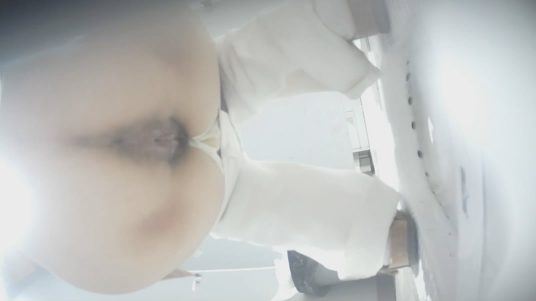 11月爆款新作高校女厕偷拍眼镜御姐学妹尿尿，美人嫩逼极致诱惑 配图3