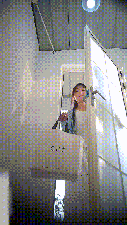 美女如云街边女公厕真实偷拍多位小姐姐方便还有换衣的，同步露脸 配图8