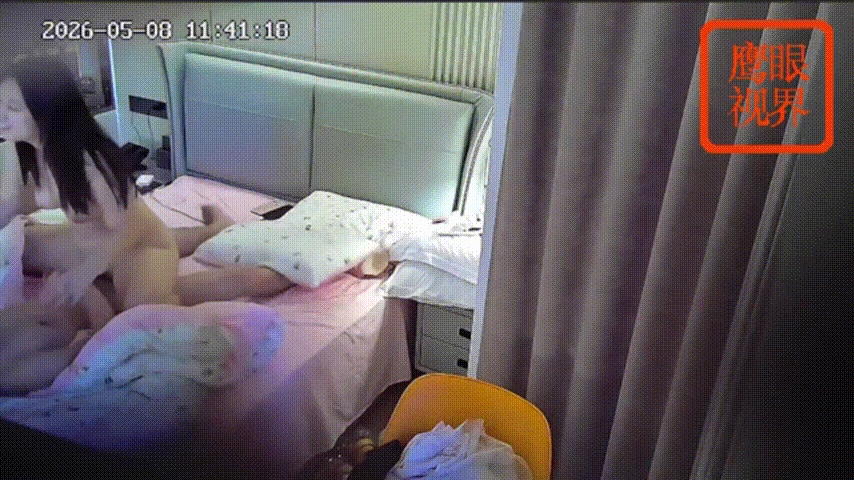 白嫩小美女被男友掀被玩弄粉嫩美乳后激情猛操，事后乖乖舔干净肉棒！鹰眼视界5-8 配图5