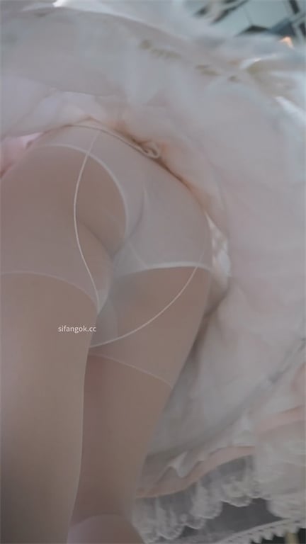 爆款推荐【商场抄底】绝色嫩妹大长腿，泡泡裙下白内超骚，饱满蜜穴圆润翘臀1V1激情 配图8