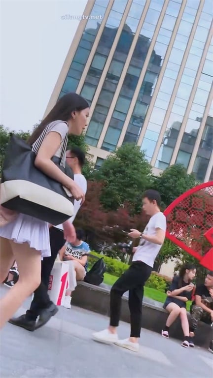 爆推【街头极致抄底】绝色少妇长发飘飘高跟美腿摇曳，短裙下粉嫩诱惑，老哥一路尾随猛 配图5