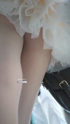 商场偷窥极品双马尾公主裙御姐，油亮肉丝骚窄内裤深陷肥臀，忍不住想摸一把！-老宋论坛