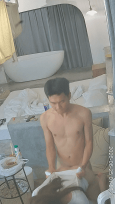 酒店海景房偷拍流出！傲娇小美女玩手机被猛插到尖叫求饶，彻底服软老实了 配图3