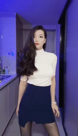⭐⭐【极品泄密】厦门高颜值少妇被金主包养成极品骚母狗，镜子前自拍狂干20分钟高潮 配图3
