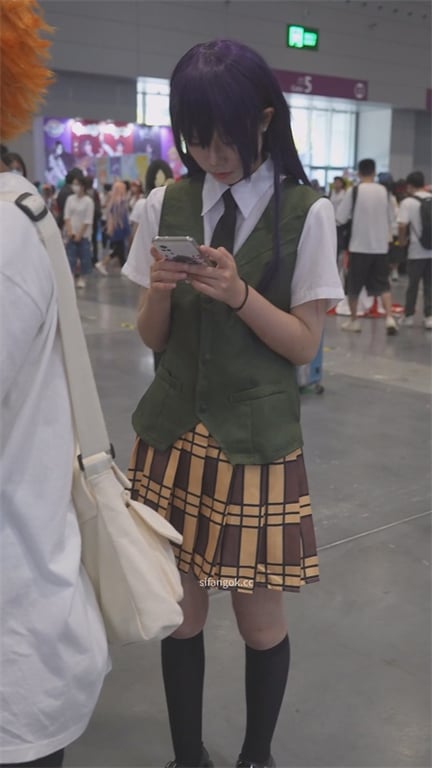 爆推【展会抄底】伪娘现身？零女性特征却挂姨妈巾，真假难辨超刺激1V！ 配图10