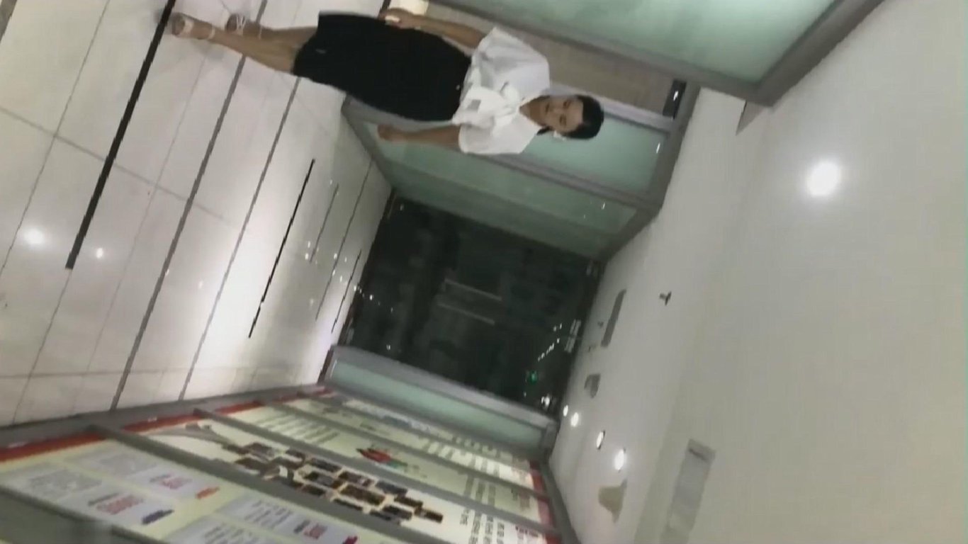 厕拍大神车先生潜入高档写字楼偷拍两个气质白领姐姐尿尿颜值高的下面长的不如女同事的 配图6