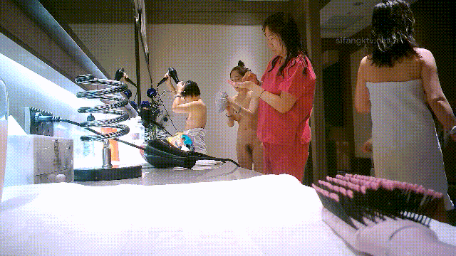 澡堂子真实偷拍洗浴后的小姐姐们擦拭保养身体一屋子大奶子白花花的真好看愃 配图3