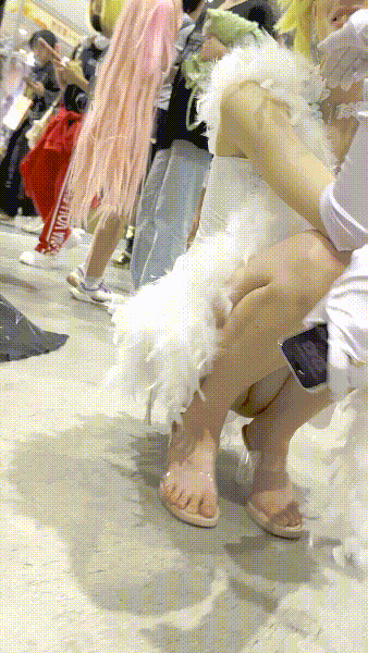 【KFC】极品露背大长腿御姐和男友逛展蹲姿诱惑肉色内内超福利 配图7