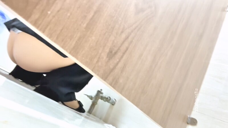 大神潜入办公楼女厕冒死近距离偷拍美女职员的粉嫩美鲍鱼 配图7