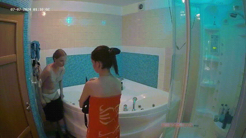 闺蜜浴室偷欢：她先进去借脱衣空档偷偷揉逼自慰小高潮 配图5