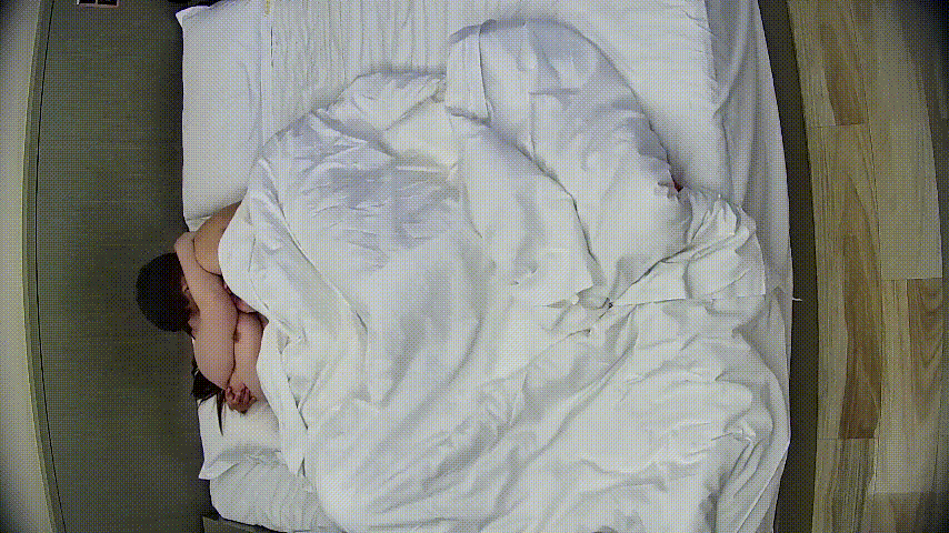 情趣酒店5-21：眼镜男带胖妹女友开房，男人还在装矜持她已掏裆挑逗，肥臀大奶狂野操逼高潮！-老宋论坛