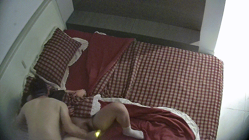 大学城8-14 高手大哥强势开干！进门直扒少妇裤子，拍骚逼照+跳蛋疯狂玩弄，前戏 配图2