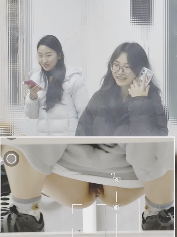 七月新流出厕拍大神手持闯拍高校女厕偷拍几个气质眼镜学妹尿尿 配图2