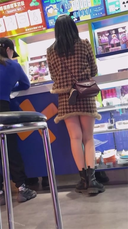 爆推【商场真空抄底】电玩靓女疑似无内直出，包臀裙下春光狂泄，龟男带小女友买妆却被 配图5
