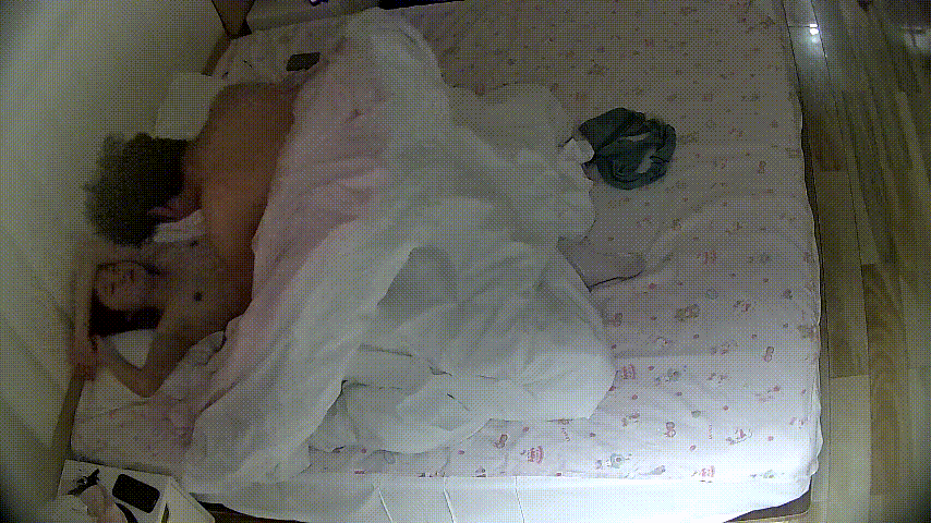 大学城清纯美女开房被卷毛男玩到崩溃！内裤不脱只露奶子，小心翼翼摸鸡鸡太羞耻了 配图4