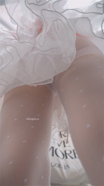 爆款推荐【商场偷窥】极品颜值嫩妹白丝透明内裤超劲爆，玉足高清特写低胸泡泡裙骚气拉 配图5