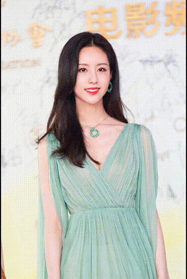 【AI脱衣】继续快手抖音小红书网红明星及红人明星的白嫩大奶子！ 配图7