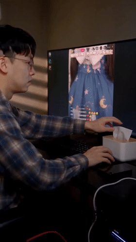 【AI短剧】空悲切福利姬小鱼直播自慰被亲弟一眼识破 当面承认揭开复杂心境！ 配图2