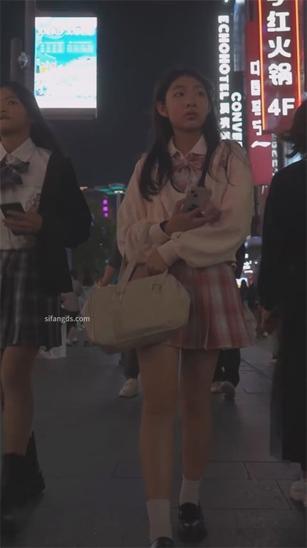 重磅推荐【街头抄底】格子裙小美臀翘得太犯规，包臀裙少妇嫌弃龟男却被大长腿白嫩骚逼 配图7