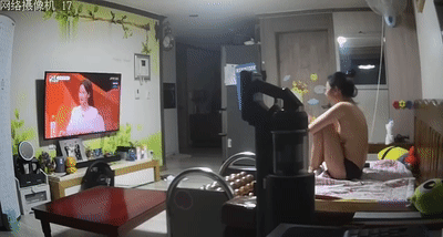 韩国客厅监控偷拍流出！4位欲求不满主妇看综艺节目直接当场自摸高潮喷水！ 配图4