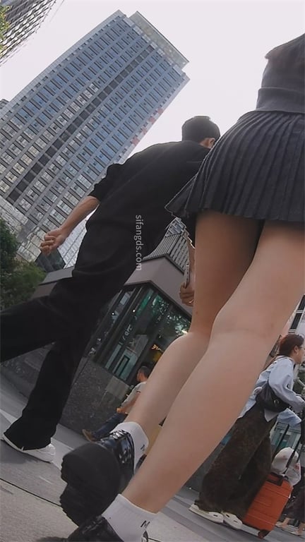 爆推【街头抄底】清纯小靓女百褶裙下白内裤骚到爆，丰满翘臀等龟奴享用1V 配图6