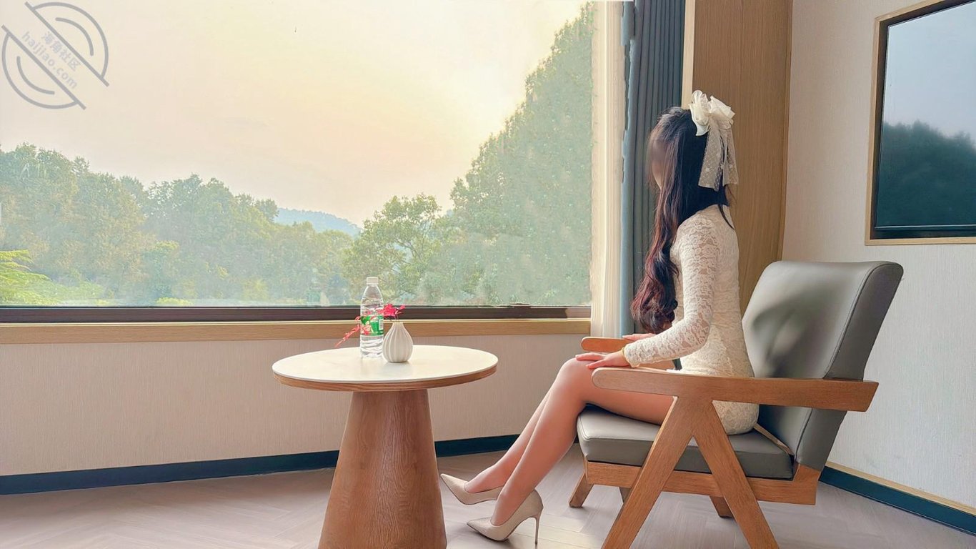 【45分原创】酒店落地窗前，狂插大姐30岁喷水嫩逼，一幅欠干的骚样子-老宋论坛
