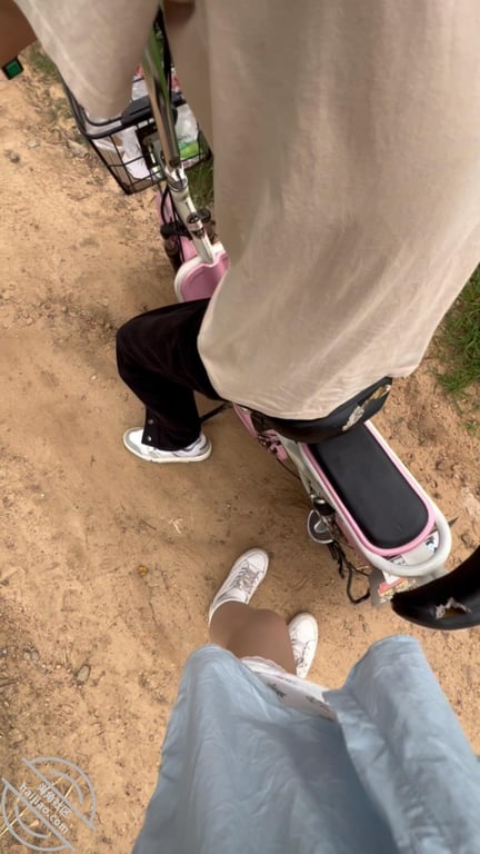 【原图视频】命令老婆下乡慰问，帮初中学生破处被无套内射。最后夹着精液回家-老宋论坛
