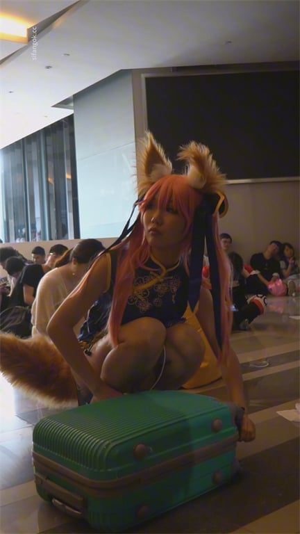 推荐【展会抄底】骚逼颜值嫩妹,玉足特写,这裙子跟没穿有啥区别,这不就是给人看内裤 配图6