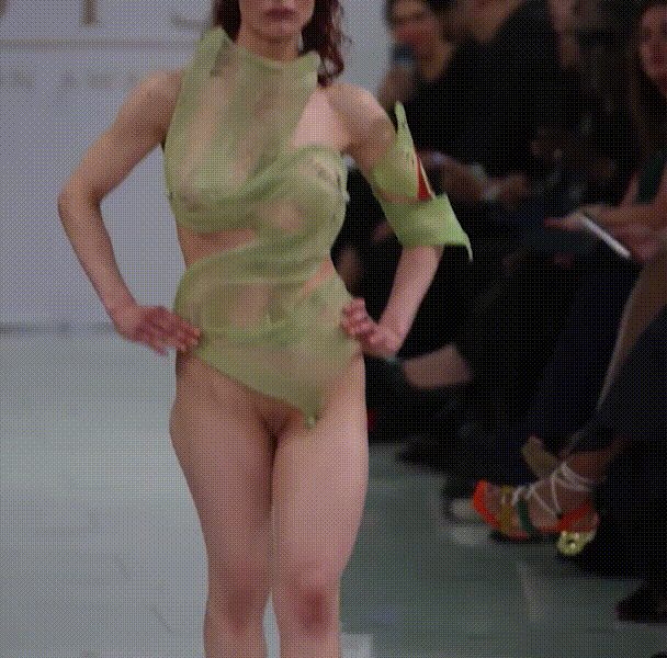 人体本真挑战布料枷锁荷兰国际时尚展模特全裸试穿主题服装白嫩美乳若隐若现到底是高雅 配图1