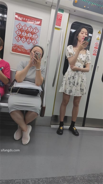 重磅推荐【地铁偷窥】绝色长腿美女，黑内骚气四溢，翘臀微黑，卫生巾尾巴若隐若现，超 配图6