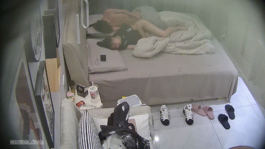 大学城3-15：小美女与男友床上激情缠绵，男人痴迷美臀扶腰猛操，压臀狂干到高潮！ 配图6