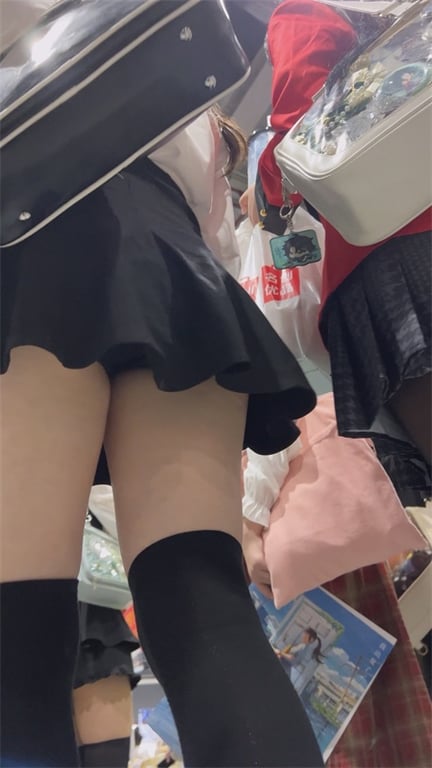 推荐【展会抄底】好漂亮的嫩妹,这黑丝大长腿爱了爱了,好想顶着屁股来一发1V 配图9