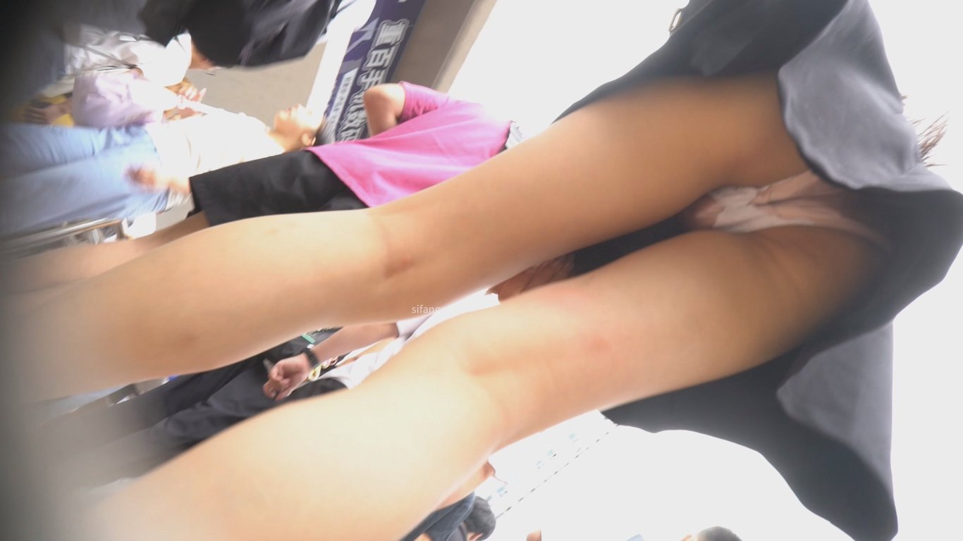 （空城原创）大神尾随偷拍和男友逛街的黑裙长腿美女紧跟着收下粉内夹翅膀裹肉臀 配图5