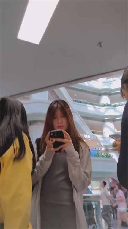 推荐【步行街抄底】泡泡群小靓女，高跟短裙，屁股紧实饱满，想把脸埋进去猛吸1V愃 配图10