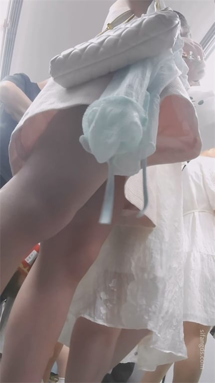 爆推【商场抄底】绝色嫩妹爆好身材大长腿，粉嫩饱满蜜穴，老哥爽到飞起！一路跟踪粉裙 配图9