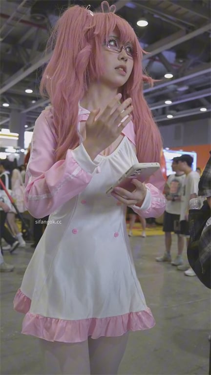 爆款推荐展会偷拍！绝美嫩妹公主泡泡裙+白丝真空，开放到这种地步？龟男直接爽到腿软 配图3