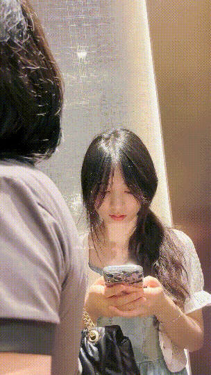 美女如云写字间女厕，逆天大神现场补光近景真实偷拍多位漂亮小姐姐方便，同步露脸全身 配图6