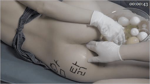重口虐肛，韩国妹子被要求像母鸡一样下蛋，粉嫩的下体被不断挖呀挖呀挖9V 配图4