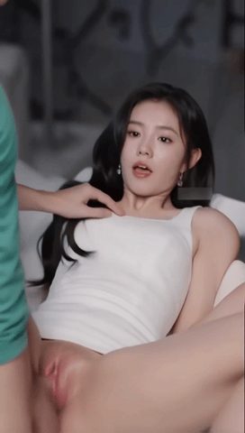 【AI脱衣】刘浩存外表初恋清纯仙女 骨子里却极度淫荡 主动勾引化妆师 配图5