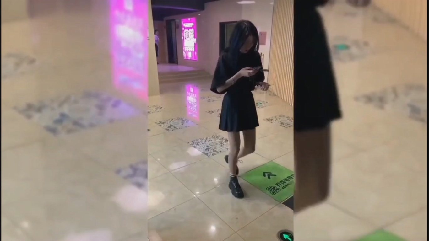 厕拍大神潜入电影院尾随两个穿靴的美女进女厕偷拍她们尿尿高清无水印原版 配图4