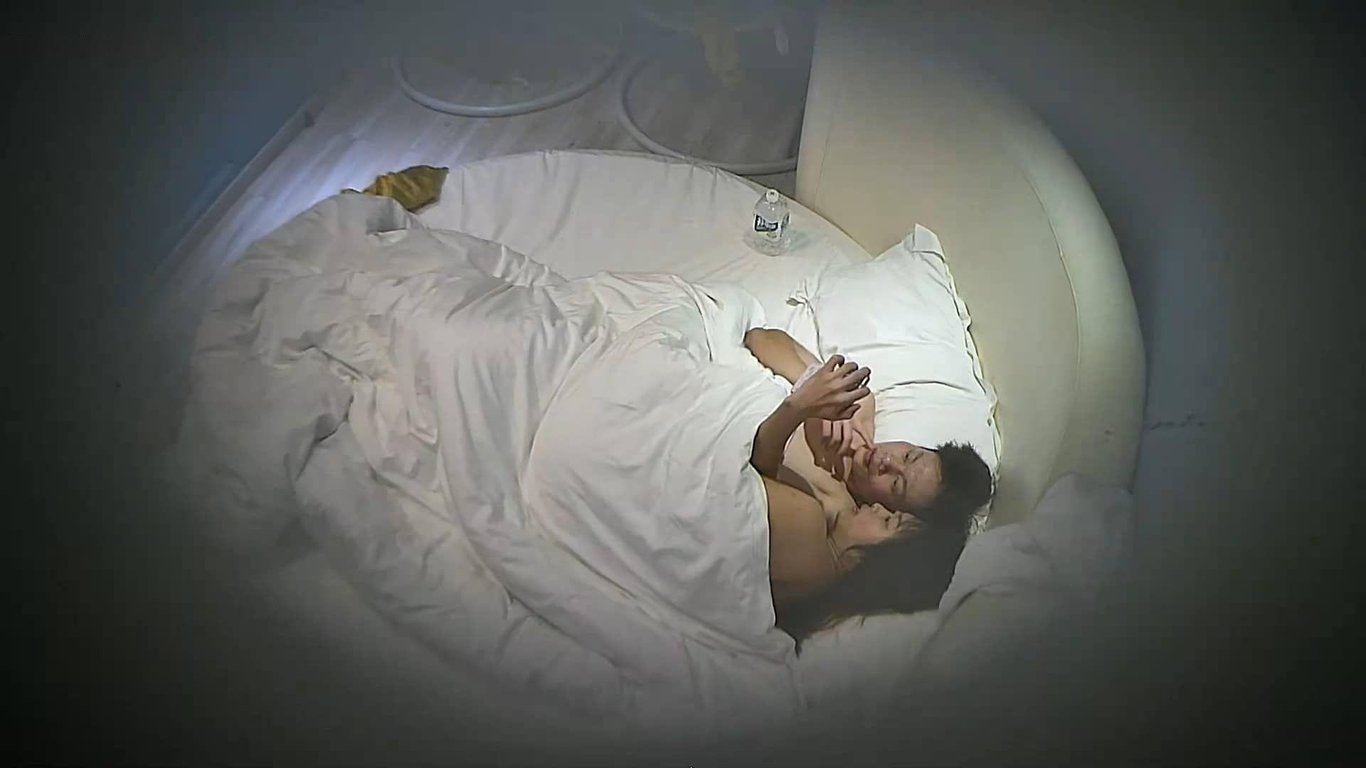 酒店圆床激情偷拍！邻家小姐姐被猛操媚眼如丝，拽着男友JJ死不松手❤️1-11流出-老宋论坛
